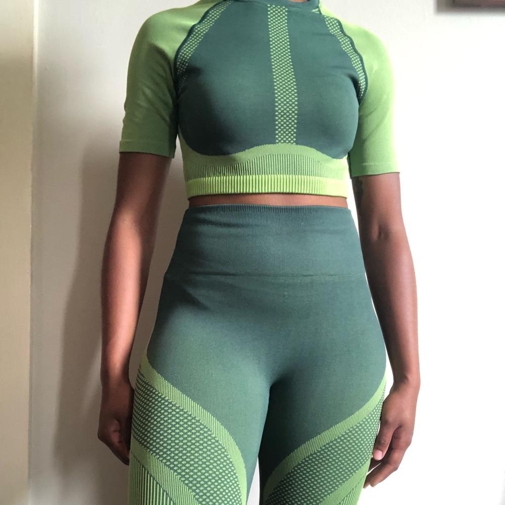Fabletics - Jessie Seamless Crop Top and High-Waisted Seamless Turbo Leggings